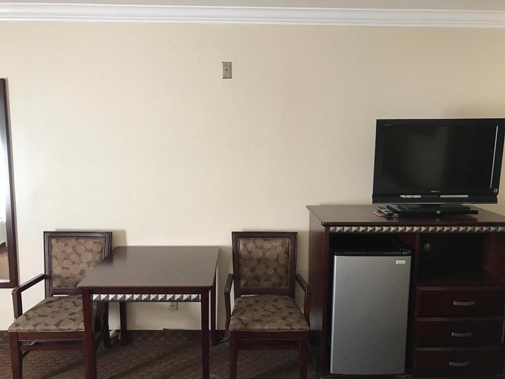 Oak Tree Inn photo 40