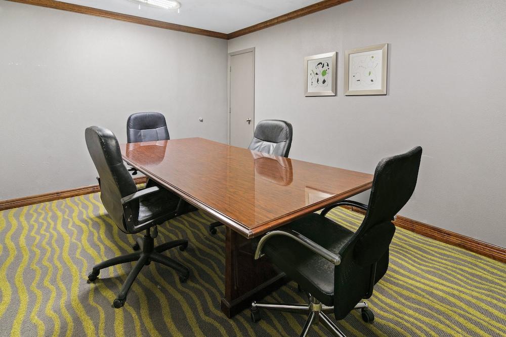 Red Roof Inn & Suites Irving – DFW Airport South photo 27
