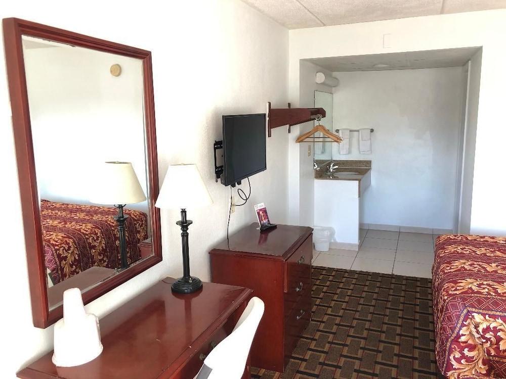 Budget Inn Cocoa photo 18