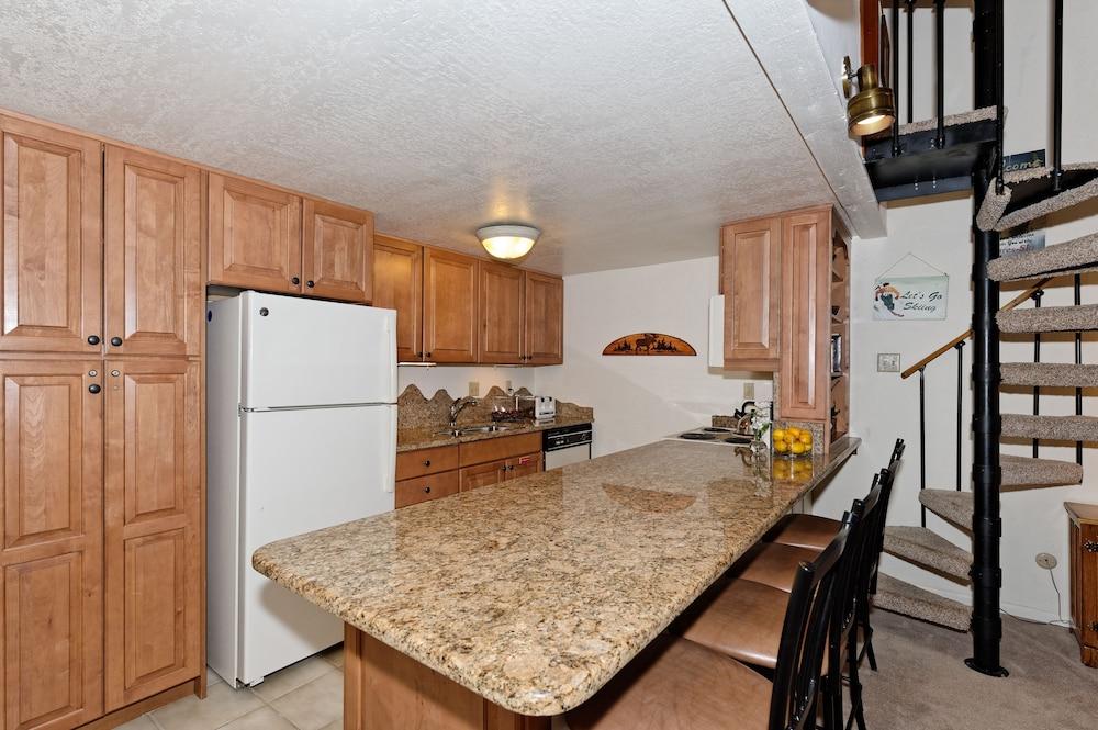 The Crestwood Condominiums photo 28