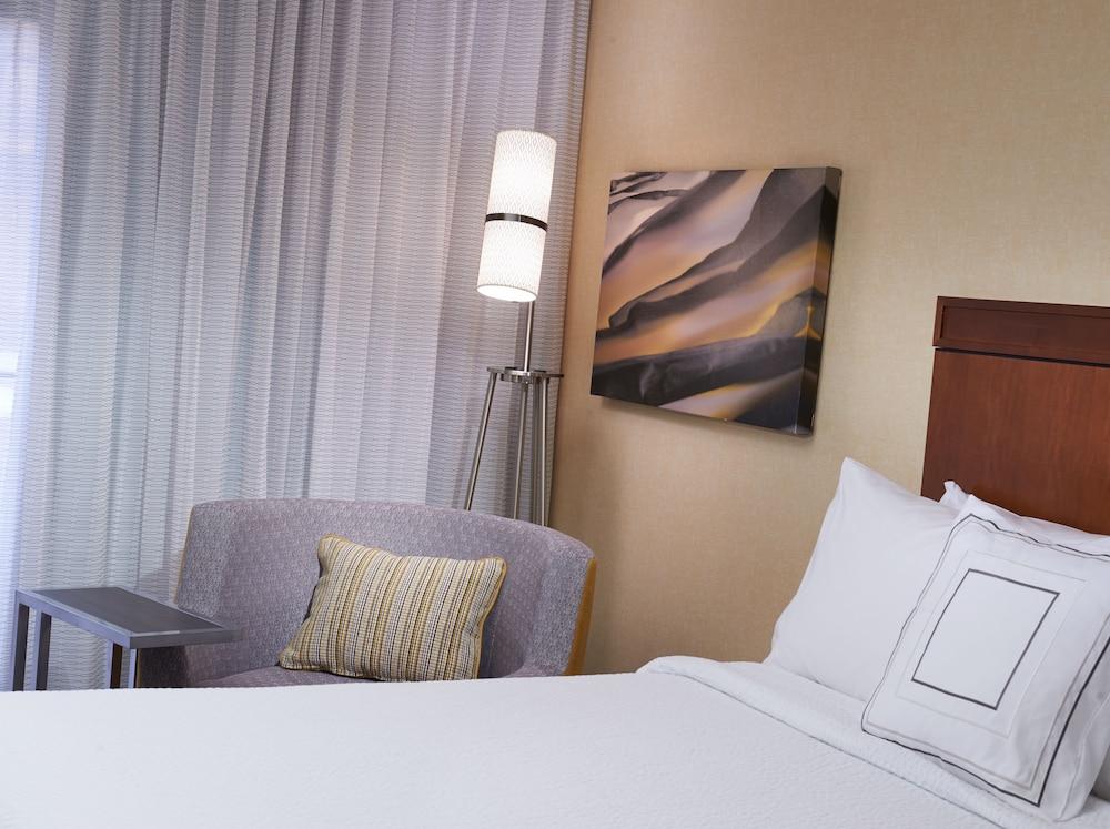 Courtyard by Marriott Detroit Dearborn photo 3