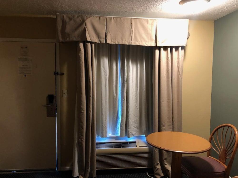 America's Best Inn photo 7