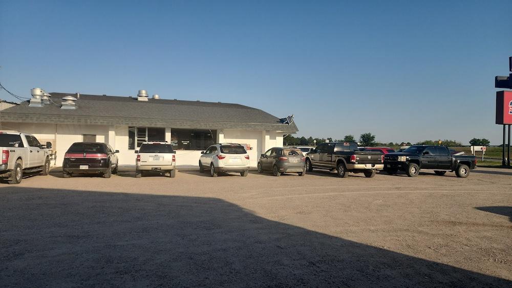 First Inn By OYO Quinter Hwy 70 photo 5