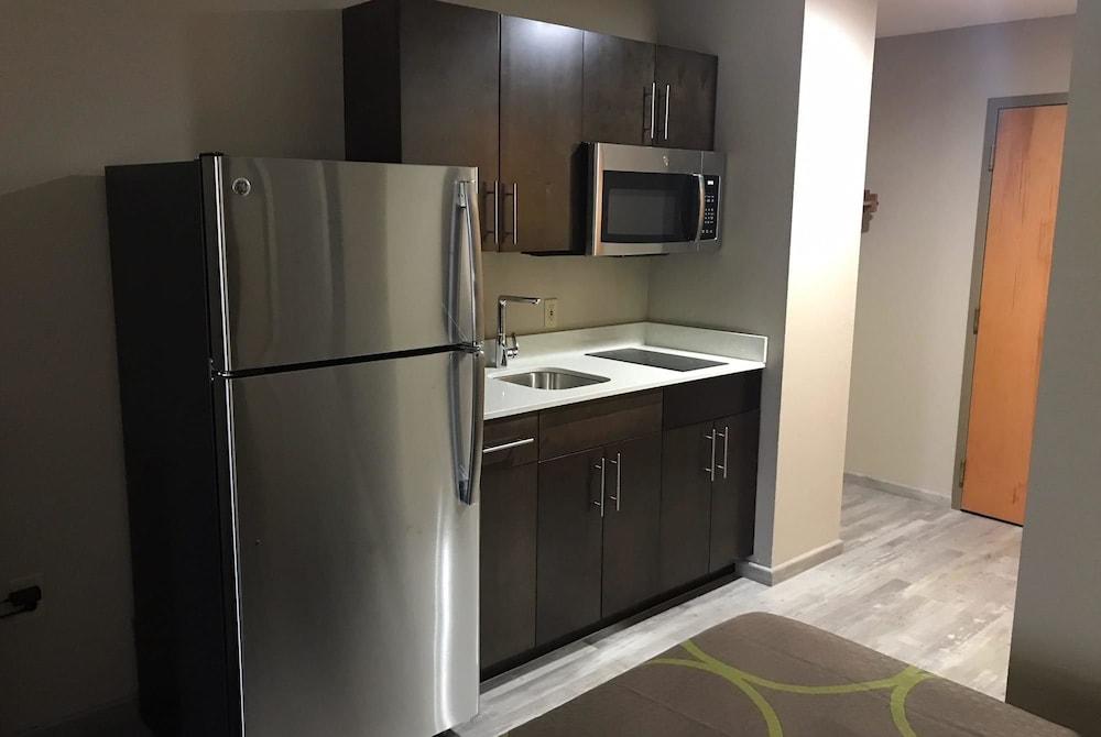 Super 8 by Wyndham Pascagoula photo 11