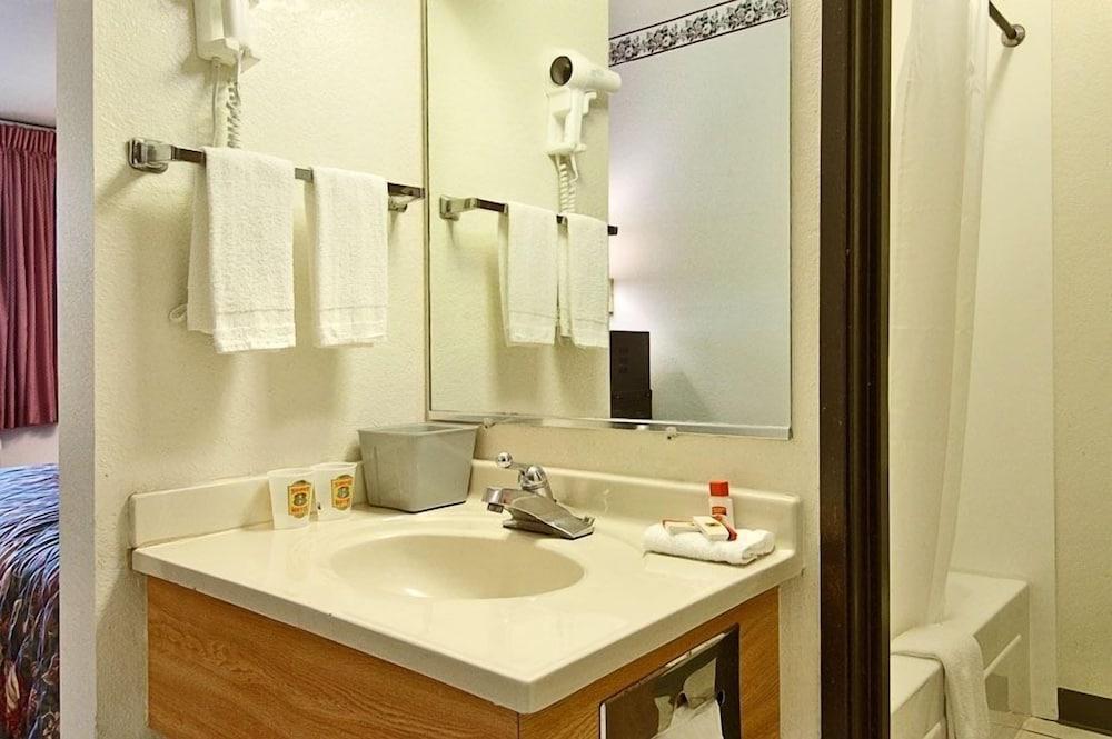 Clarion Pointe photo 7