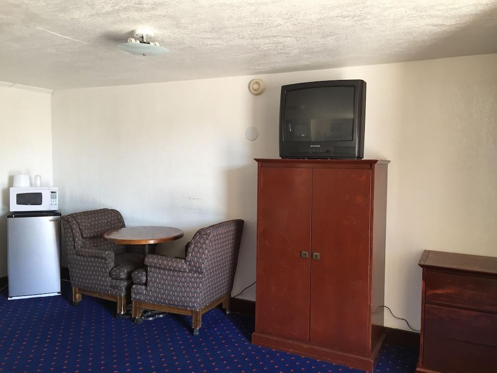 Elko Motel photo 12