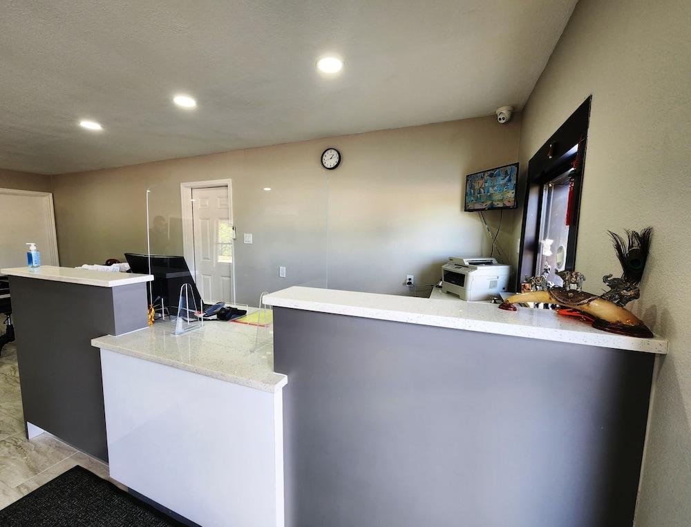 Scottish Inn & Suites photo 20
