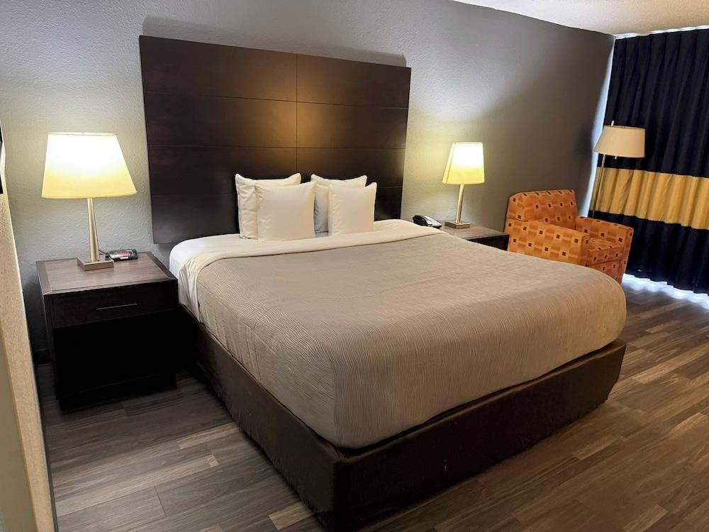 Quality Inn and Suites Livonia photo 6