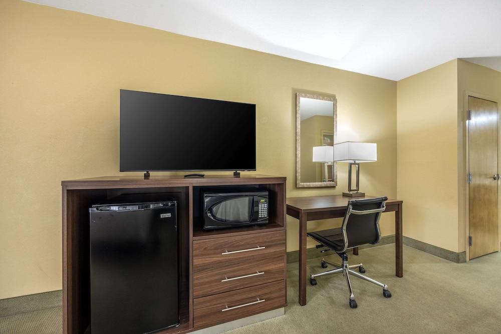 Quality Inn Paris photo 21