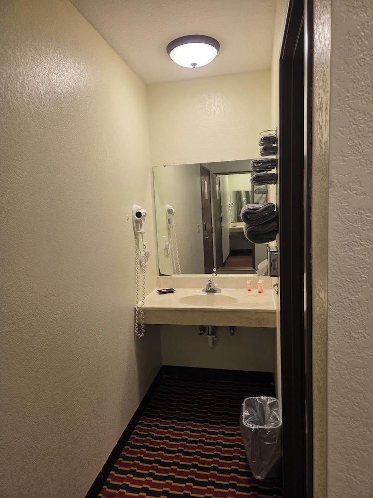 Chesaning Inn & Suites photo 40