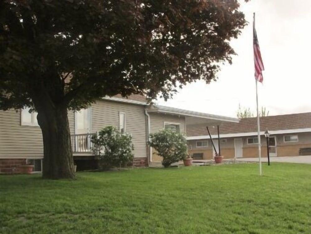 Elms Motel photo 1