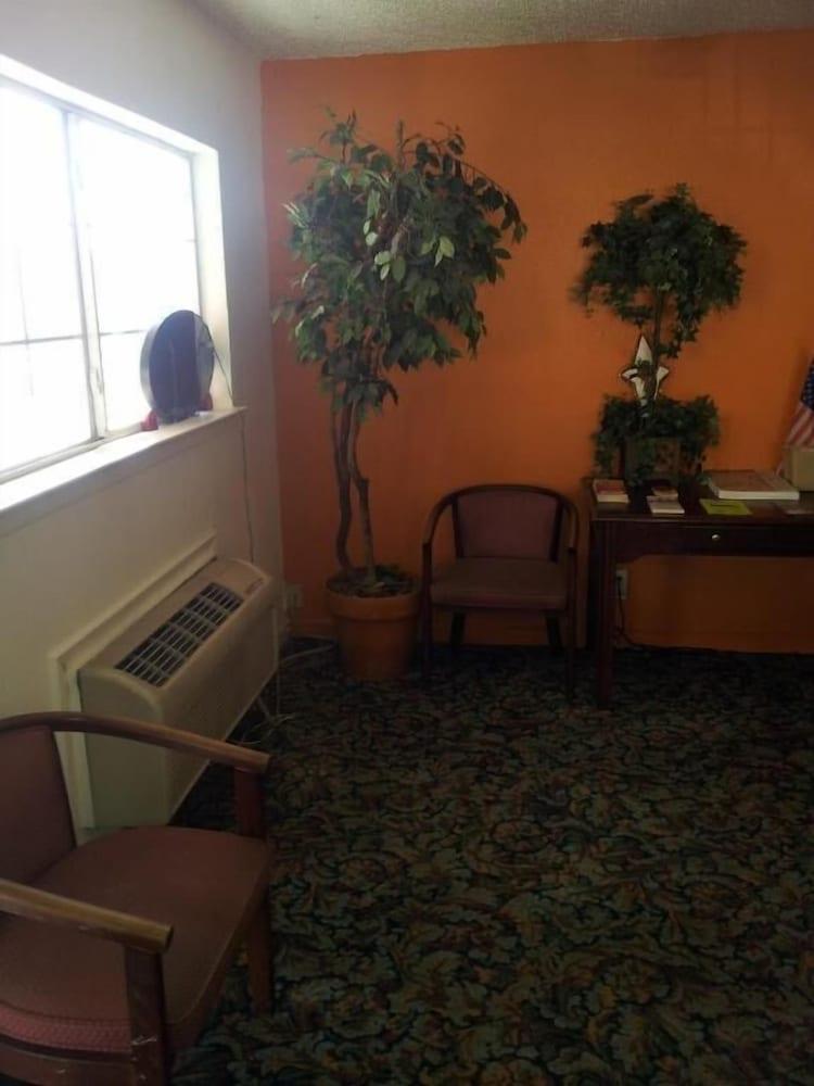 Deluxe Inn photo 37