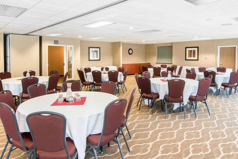 Comfort Suites Linn County photo 27