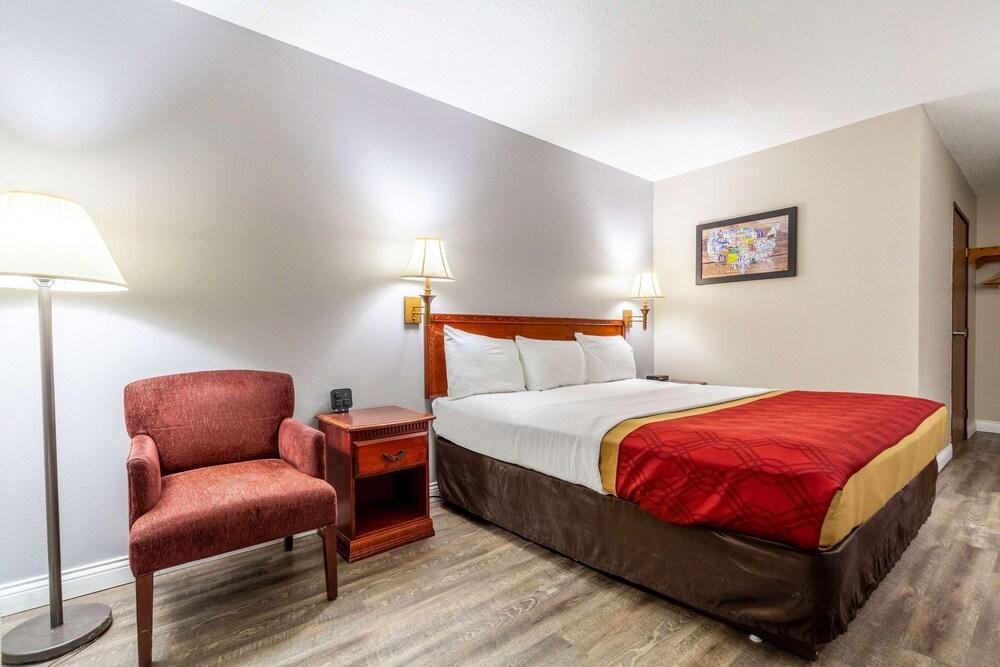 Econo Lodge Lincoln photo 11