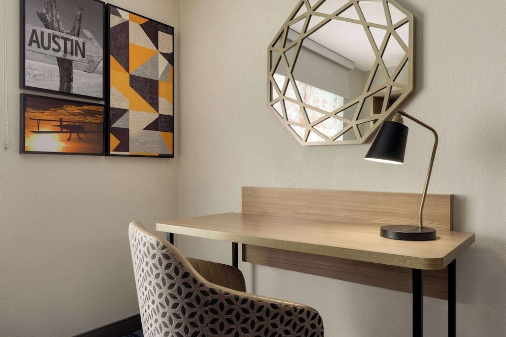 La Quinta Inn & Suites by Wyndham Austin Southwest photo 2