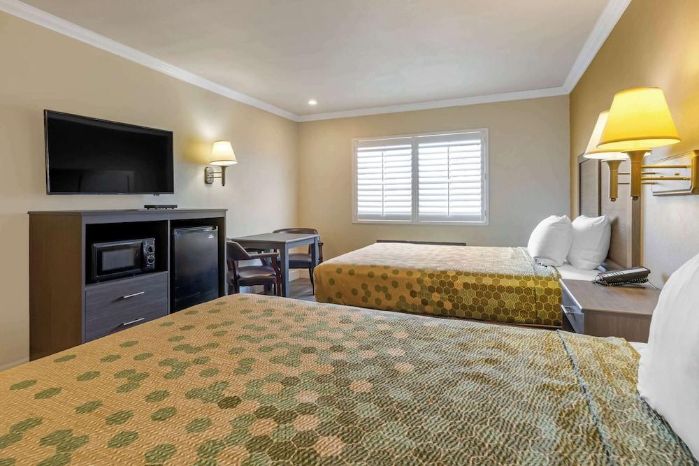 Econo Lodge Moreno Valley photo 15