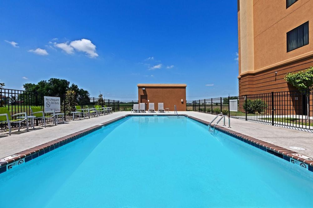 Hampton Inn Marion photo 17