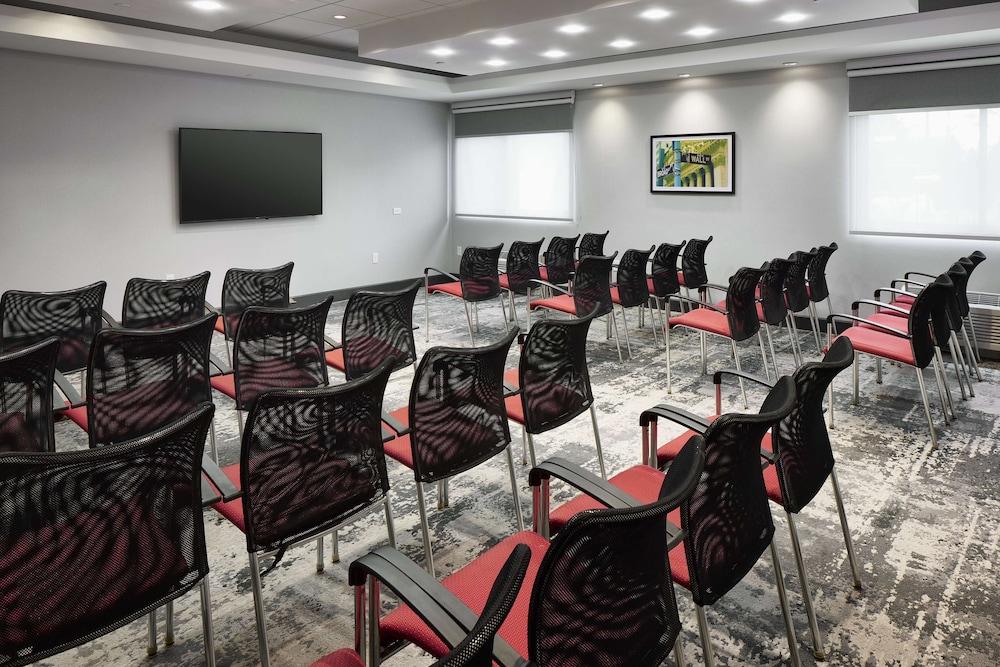 Hampton Inn Newark Airport photo 20