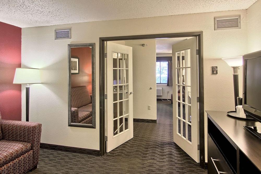 Blossom Hotel & Suites Traverse City photo 17