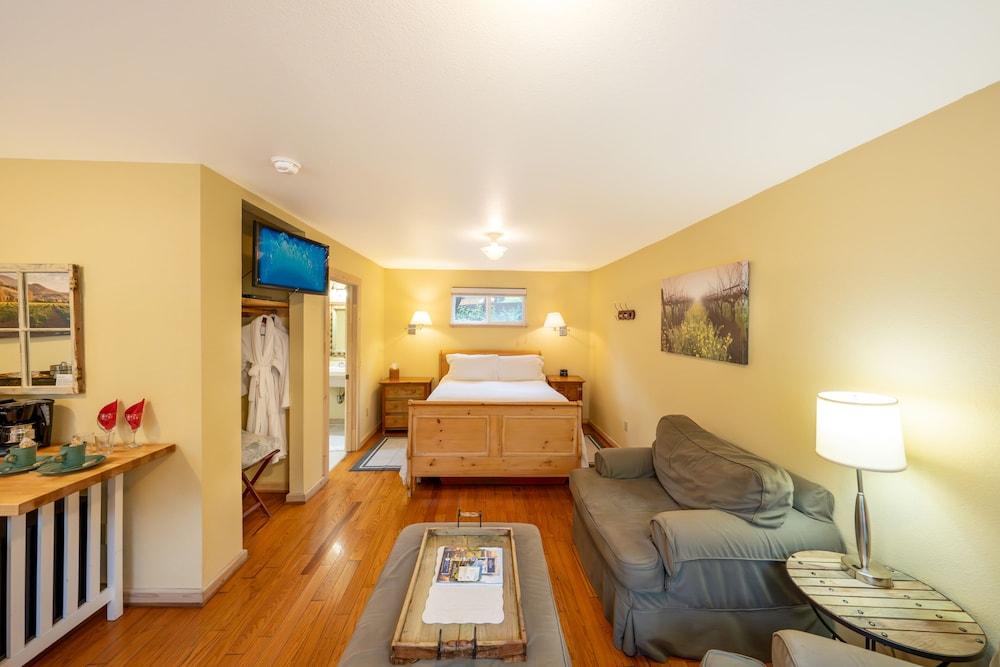 Aurora Park Cottages photo 31