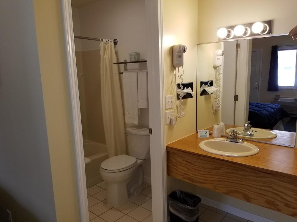 Captain's Quarters Motel photo 22