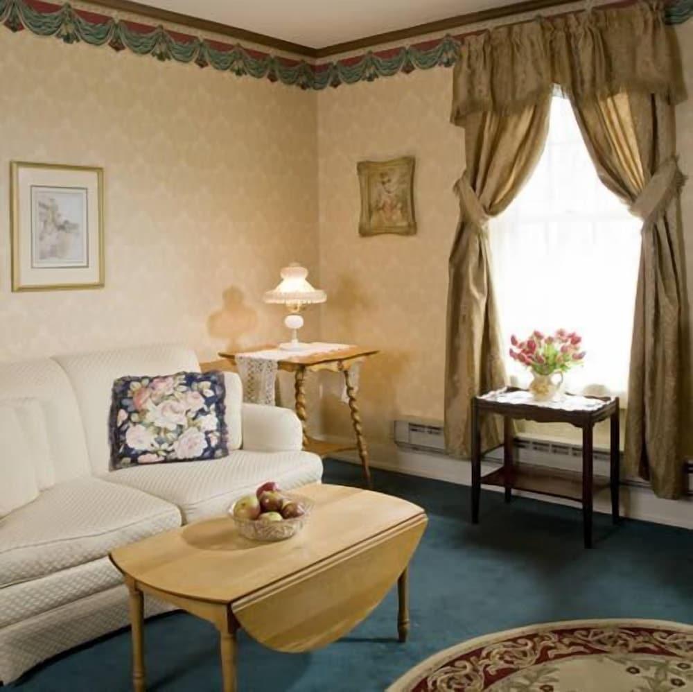Crestmont Inn photo 29