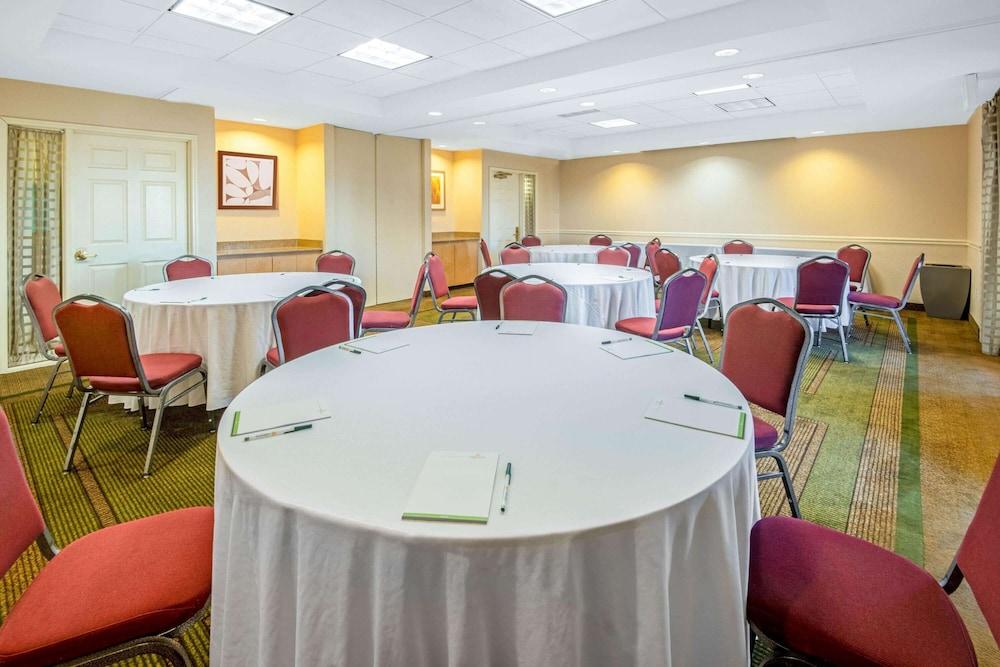 La Quinta Inn & Suites by Wyndham Sherman photo 24