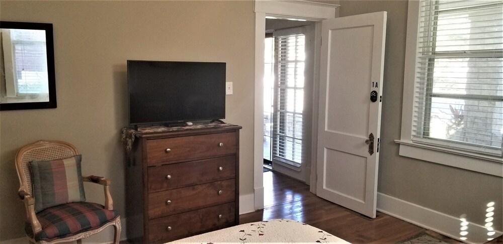 Belvedere Manor photo 44