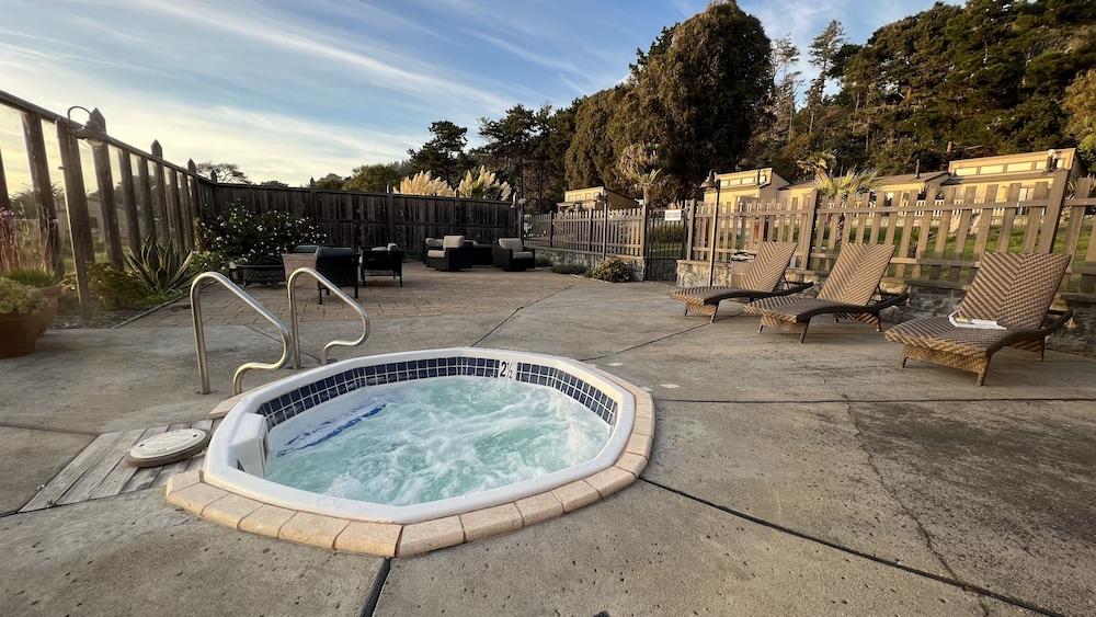 Fort Ross Lodge photo 2