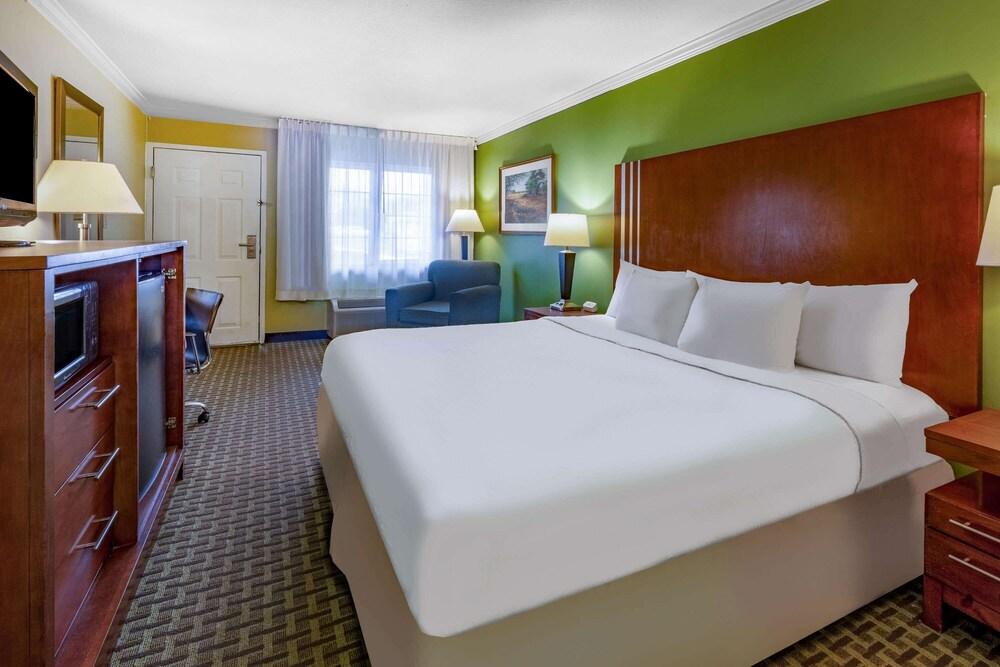 Days Inn by Wyndham Austintown photo 39