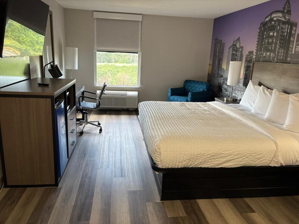 Clarion Pointe photo 30
