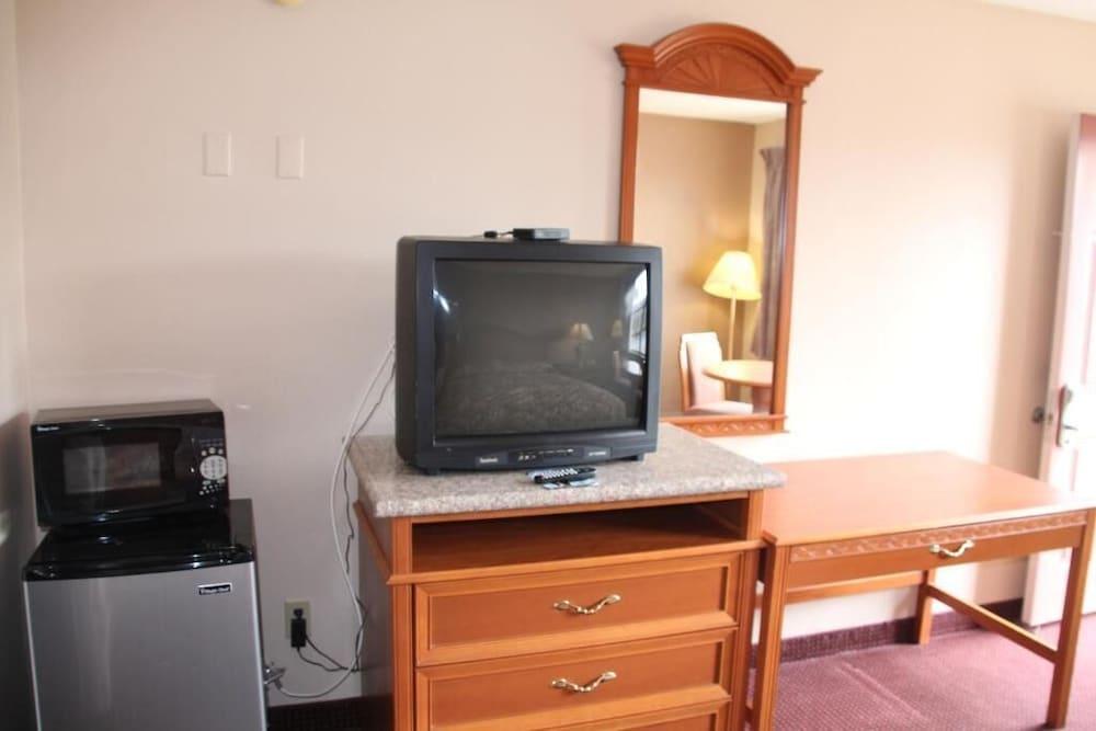 Budget Inn - Troy photo 11