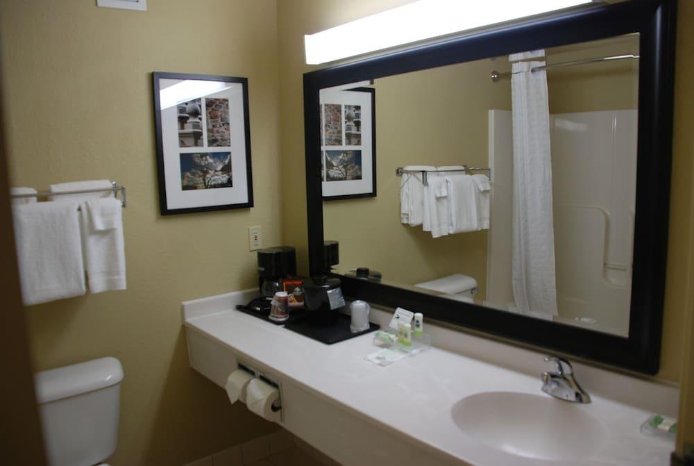 AmericInn by Wyndham Galesburg photo 13