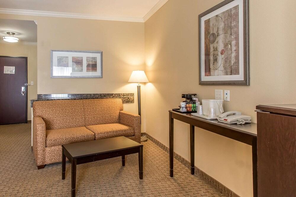 Comfort Suites Lawton Near Fort Sill photo 19