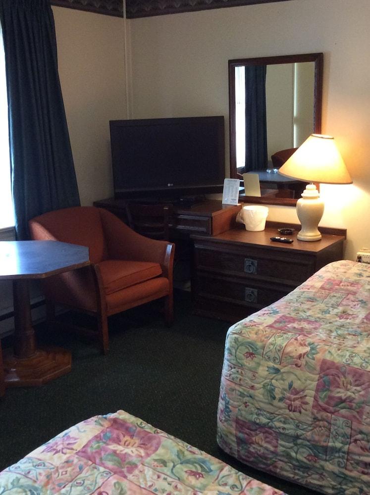 Tidewater Motel photo 24