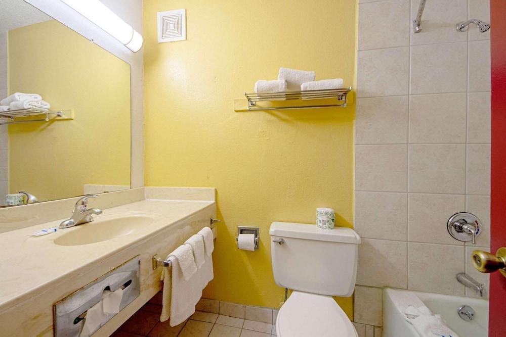 Economy Inn & Suites photo 35