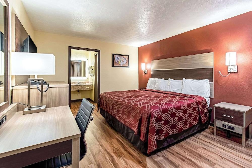 Econo Lodge Worthington - Columbus North photo 16