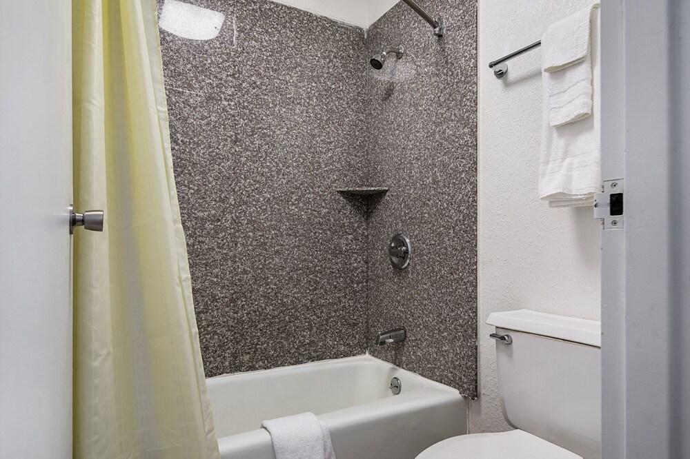 Rodeway Inn Asheboro photo 5