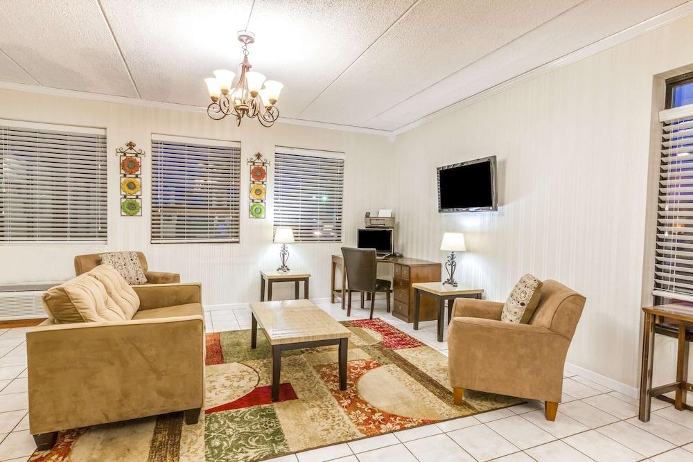 Days Inn by Wyndham Syracuse photo 2
