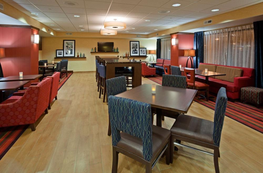 Hampton Inn Milwaukee-Airport photo 4