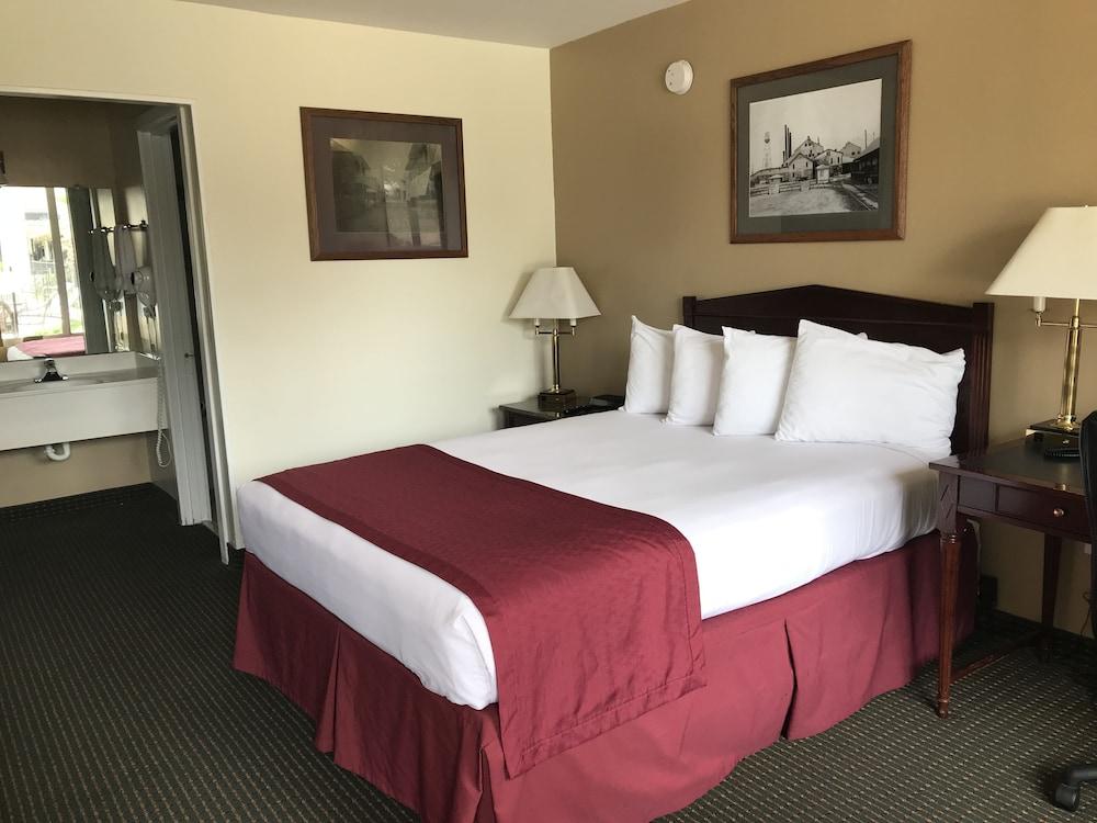 Carmel Inn & Suites photo 9