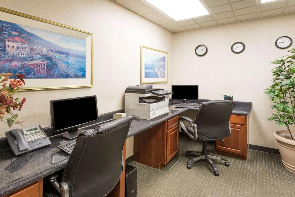 Wingate by Wyndham Indianapolis Airport-Rockville Rd. photo 40