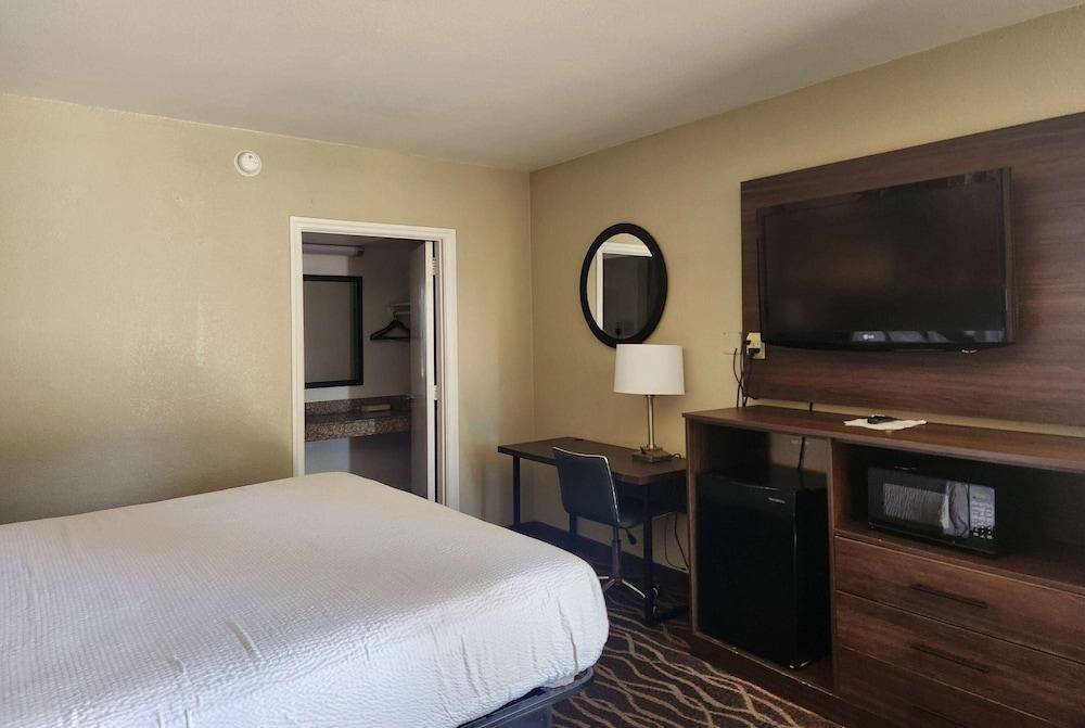 Days Inn by Wyndham Leesville photo 19