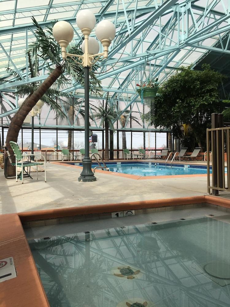 Wildwood Inn Tropical Dome & Theme Suites photo 2
