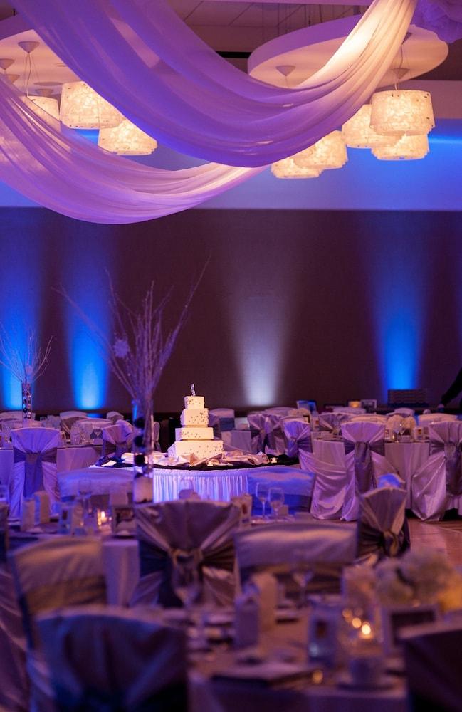 I Hotel And Illinois Conference Center photo 29