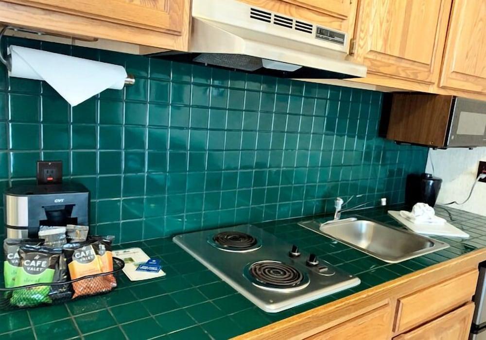Coachman Inn & Suites photo 32