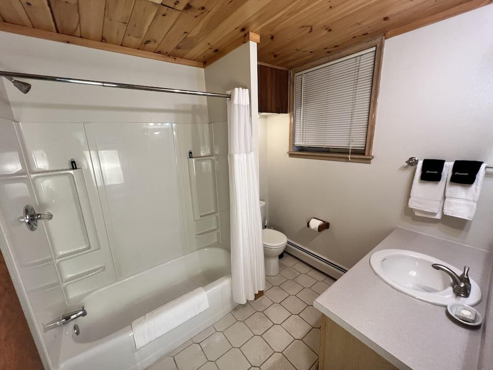 Thomsonite Beach Inn photo 55