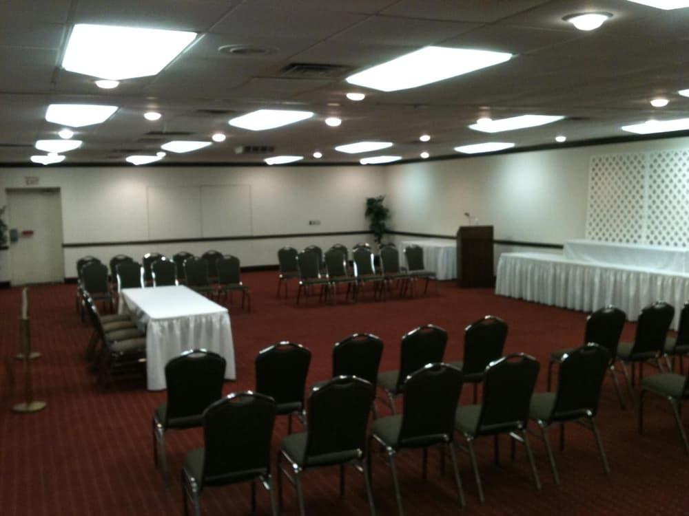 Trade Winds Central Inn photo 34