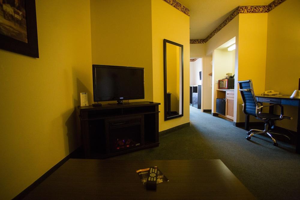 Chisholm Inn & Suites photo 11