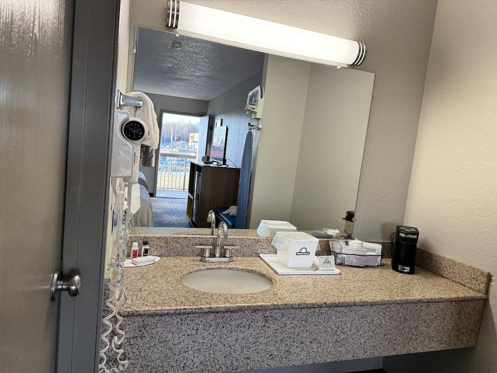 Days Inn by Wyndham Cloverdale Greencastle photo 33